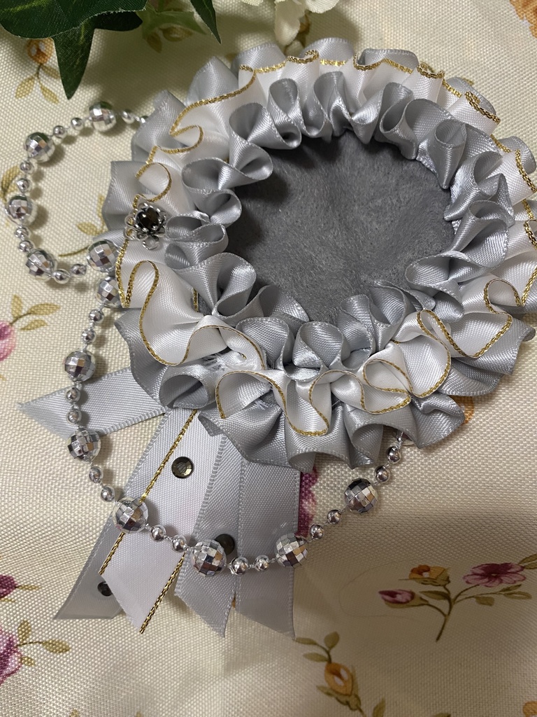 キング&クイーン 灰 ロゼット 缶バッジ