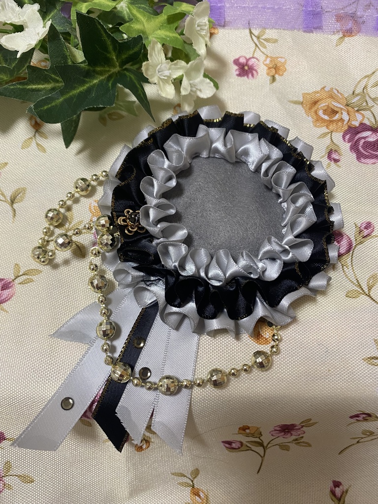 キング&クイーン 灰 ロゼット 缶バッジ