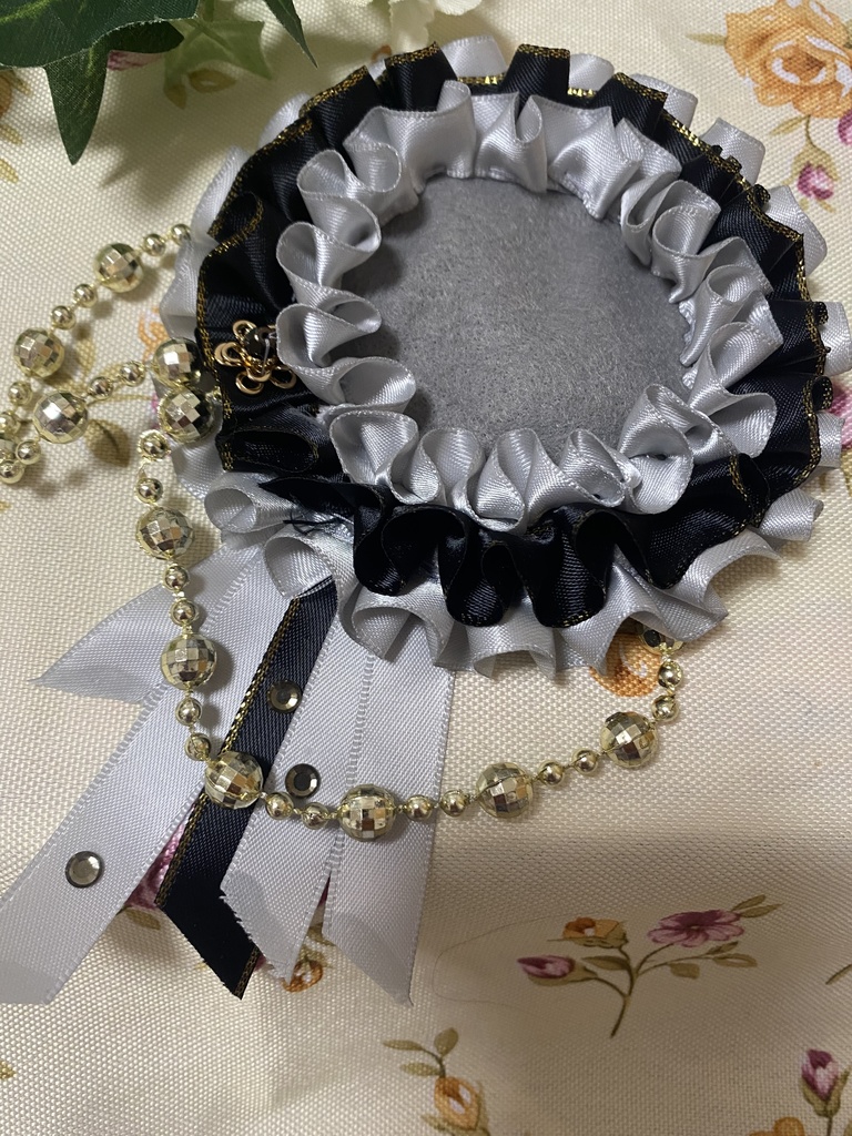 キング&クイーン 灰 ロゼット 缶バッジ