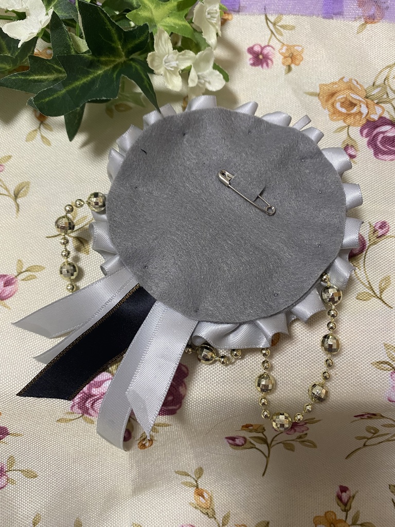 キング&クイーン 灰 ロゼット 缶バッジ