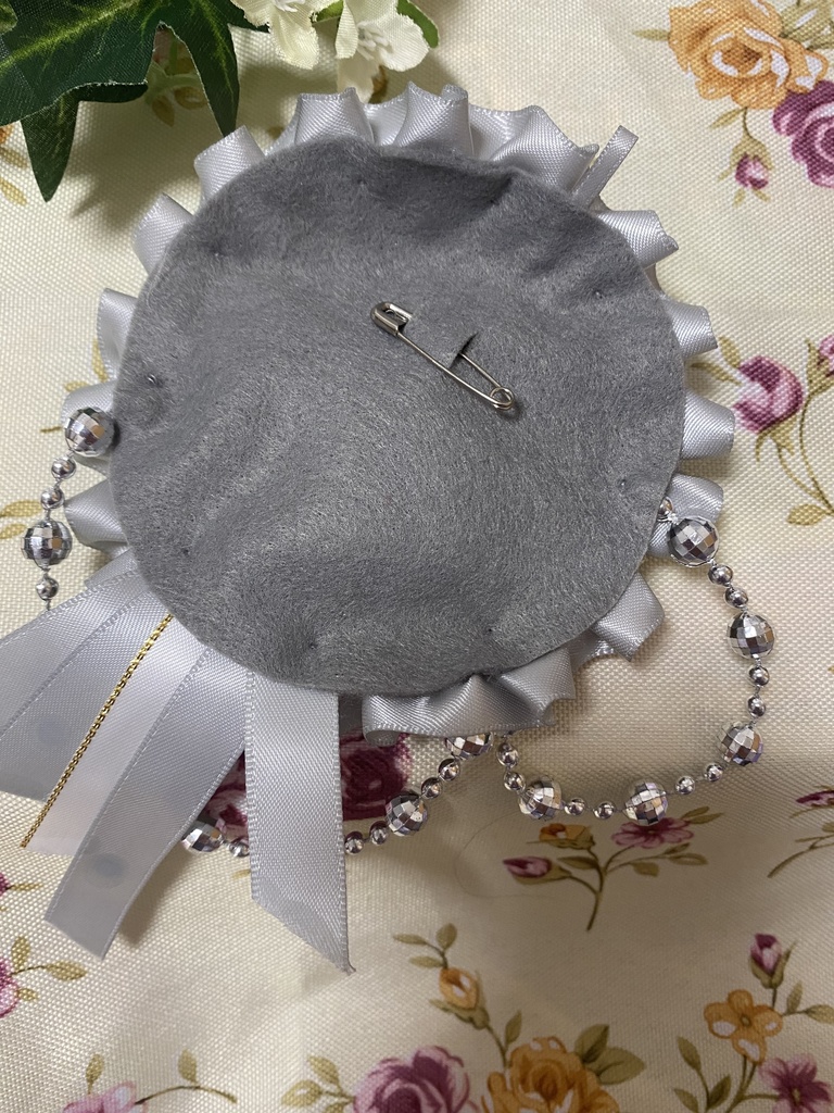 キング&クイーン 灰 ロゼット 缶バッジ