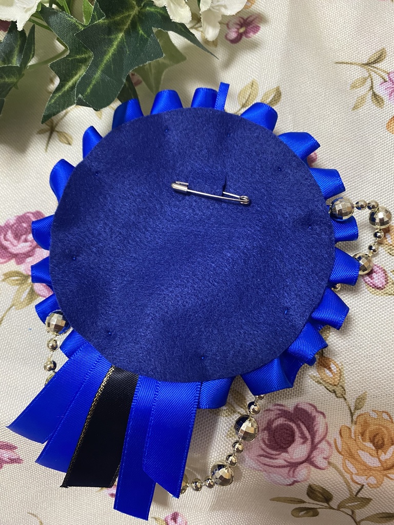 キング&クイーン 青 ロゼット 缶バッジ