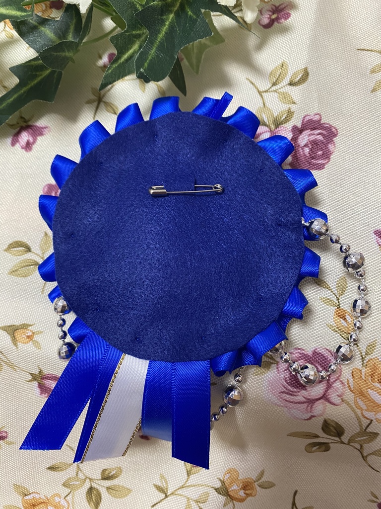 キング&クイーン 青 ロゼット 缶バッジ