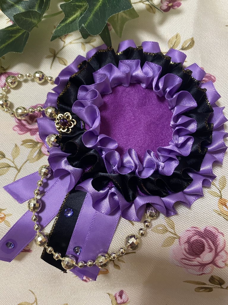 キング&クイーン 紫 ロゼット 缶バッジ