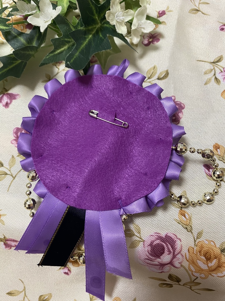 キング&クイーン 紫 ロゼット 缶バッジ