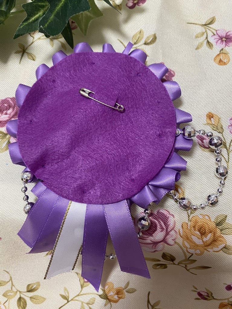 キング&クイーン 紫 ロゼット 缶バッジ