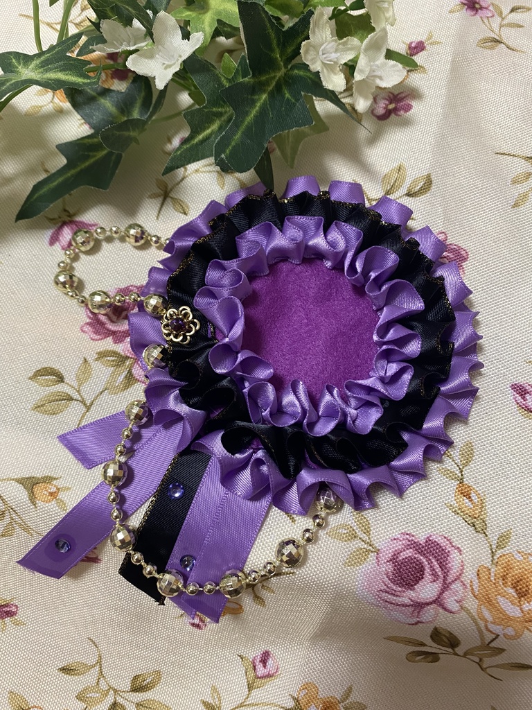 キング&クイーン 紫 ロゼット 缶バッジ