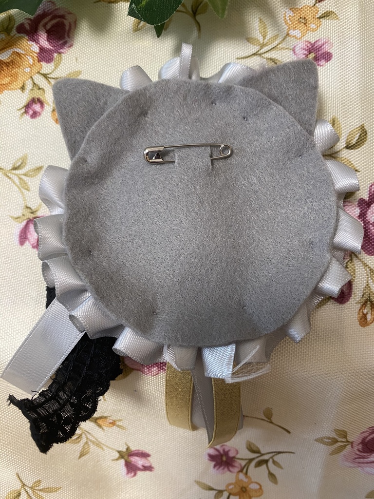 ネコミミロゼット 缶バッジ 灰