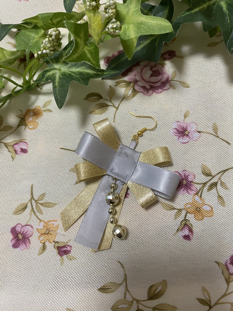 リボンティアーズ 灰 ストラップ イヤリング