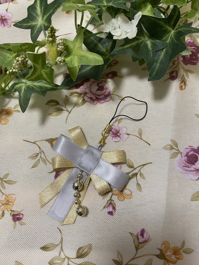 リボンティアーズ 灰 ストラップ イヤリング