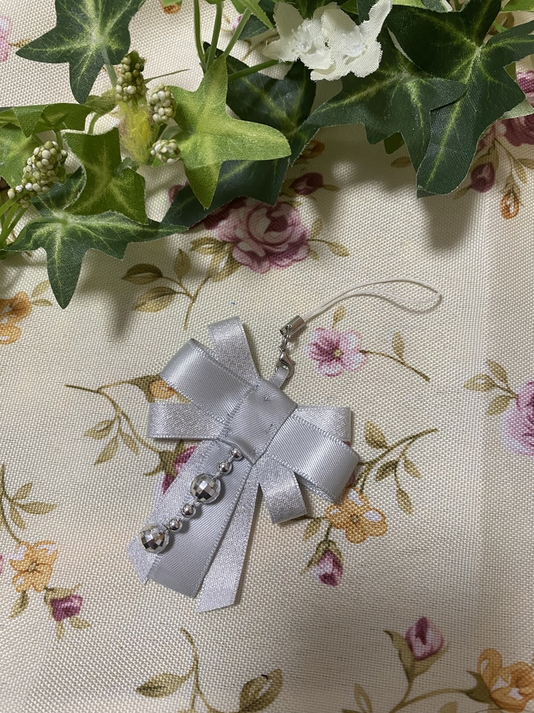 リボンティアーズ 灰 ストラップ イヤリング