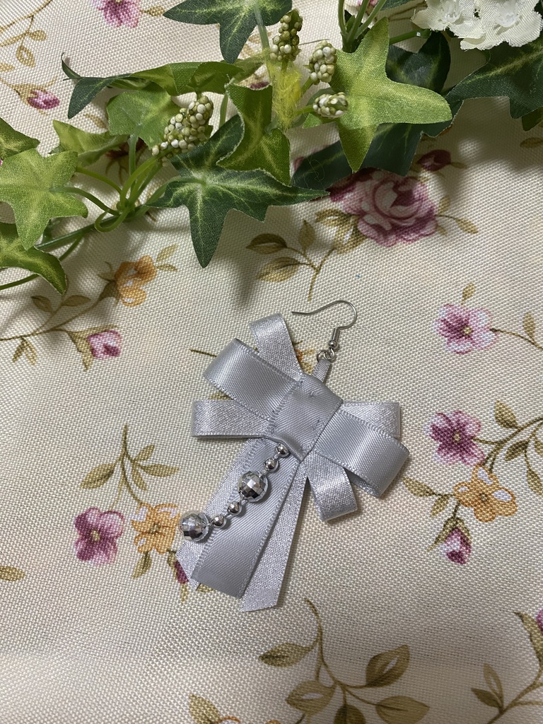 リボンティアーズ 灰 ストラップ イヤリング