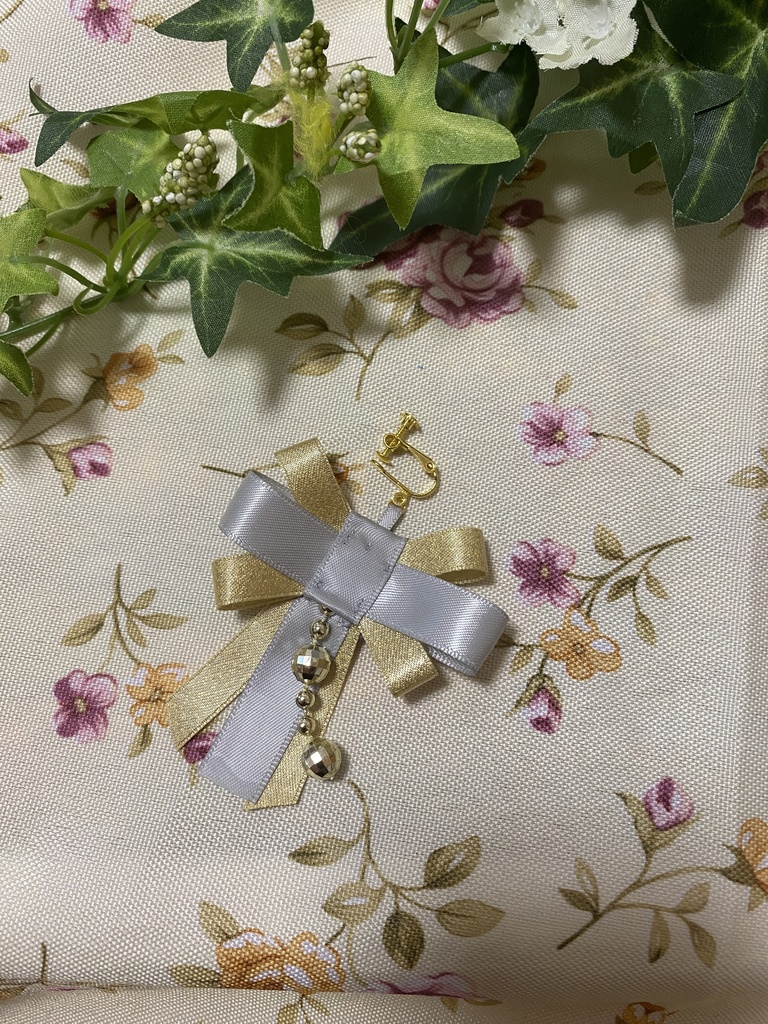 リボンティアーズ 灰 ストラップ イヤリング