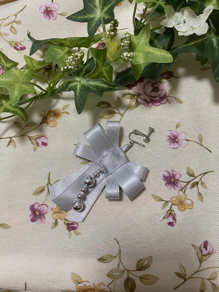 リボンティアーズ 灰 ストラップ イヤリング