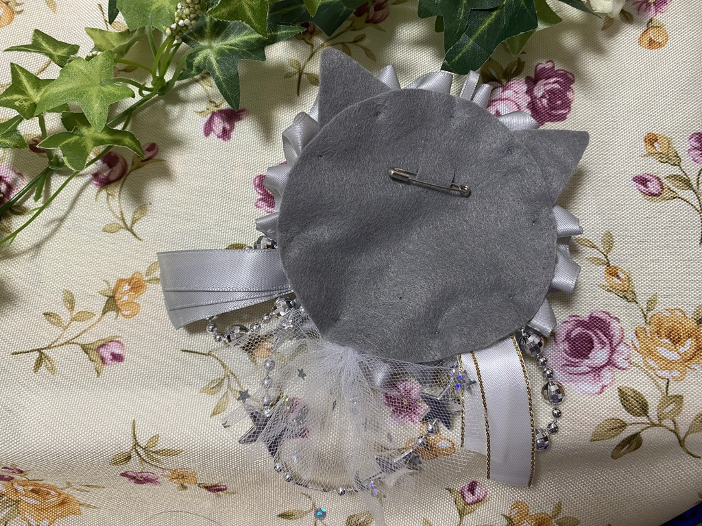 アーチ ネコミミロゼット 缶バッジ 灰