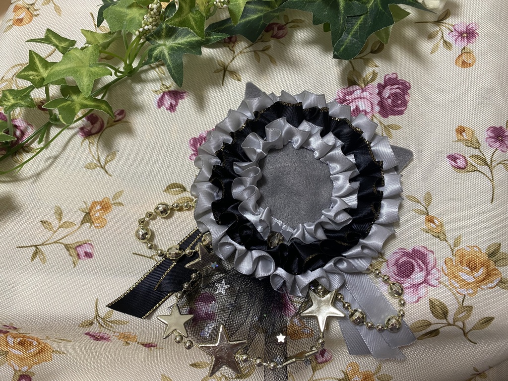 アーチ ネコミミロゼット 缶バッジ 灰