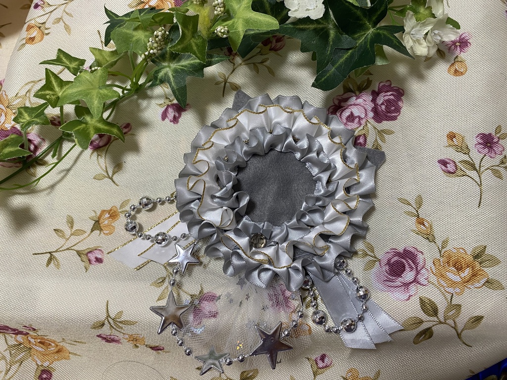 アーチ ネコミミロゼット 缶バッジ 灰