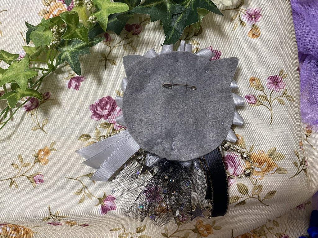 アーチ ネコミミロゼット 缶バッジ 灰