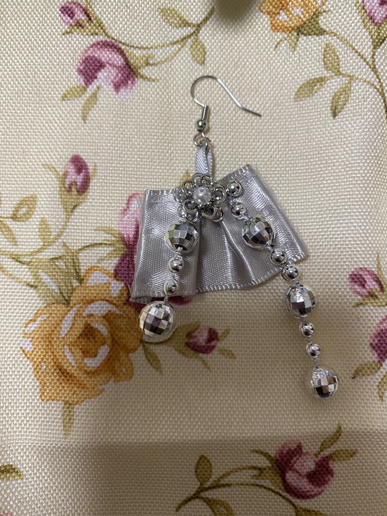 ロゼット ストラップ イヤリング 灰