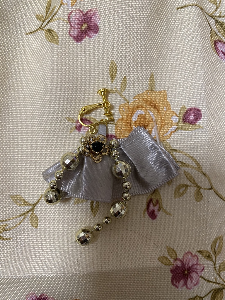 ロゼット ストラップ イヤリング 灰