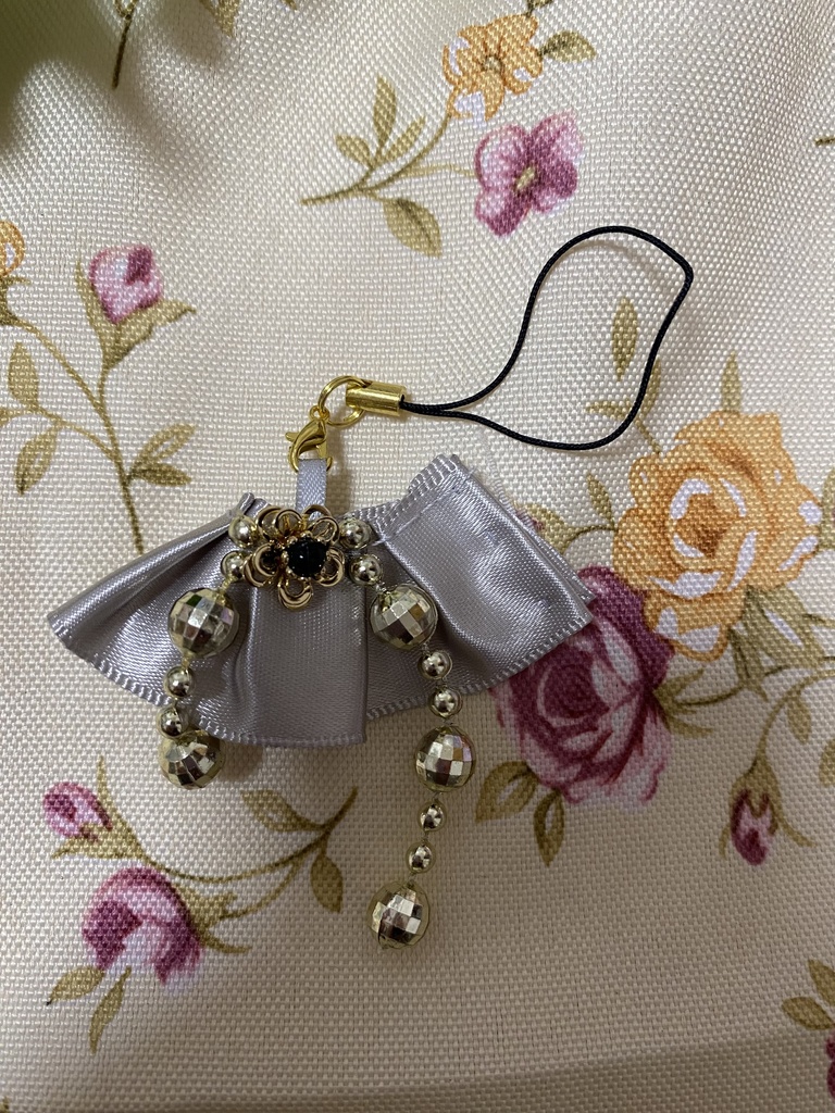 ロゼット ストラップ イヤリング 灰