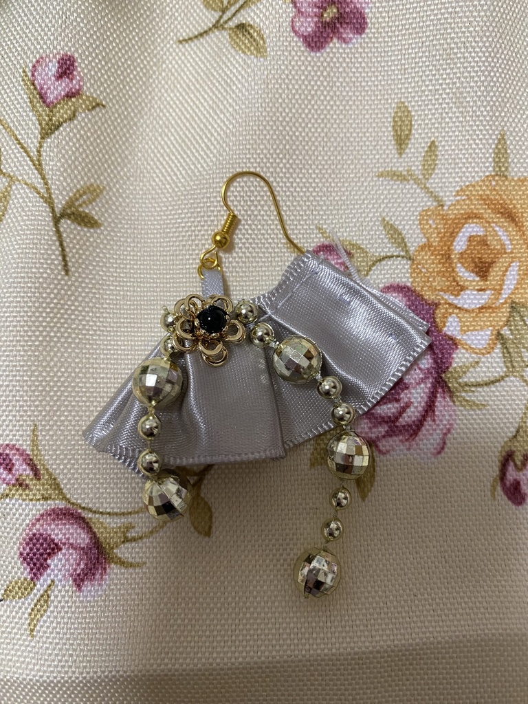 ロゼット ストラップ イヤリング 灰