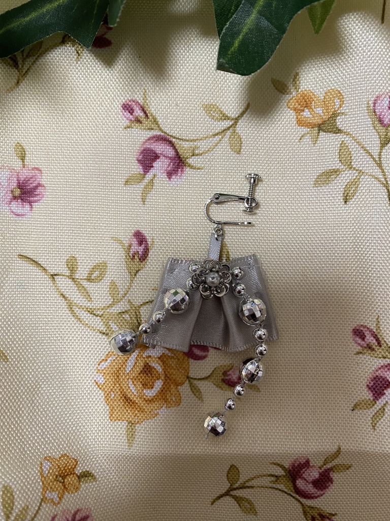 ロゼット ストラップ イヤリング 灰