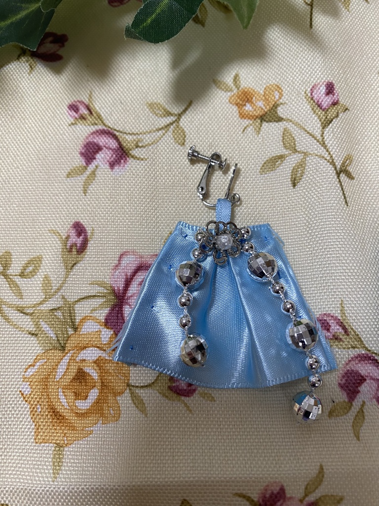 ロゼット ストラップ イヤリング 水色