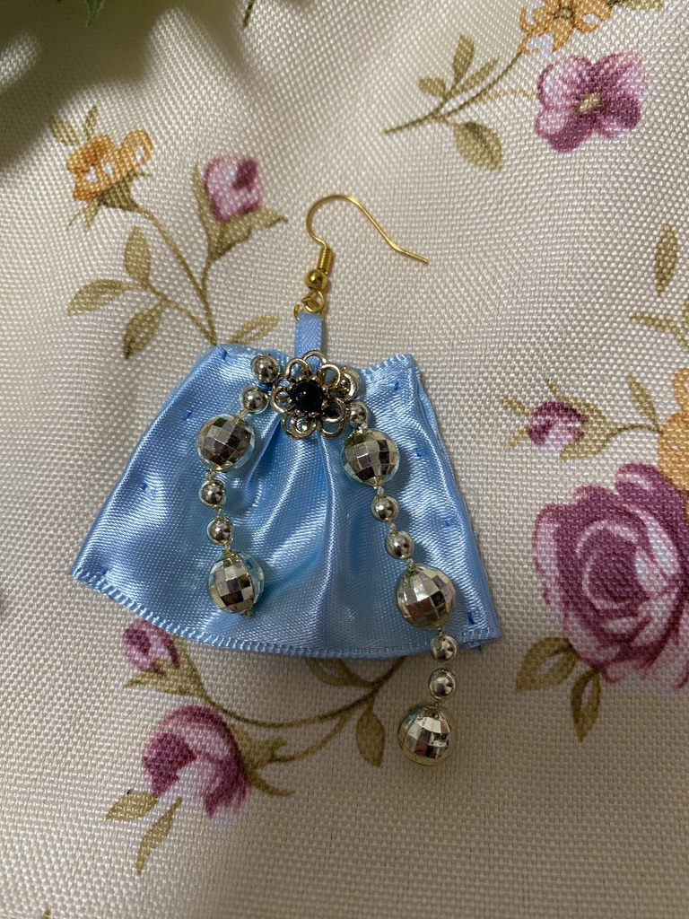 ロゼット ストラップ イヤリング 水色