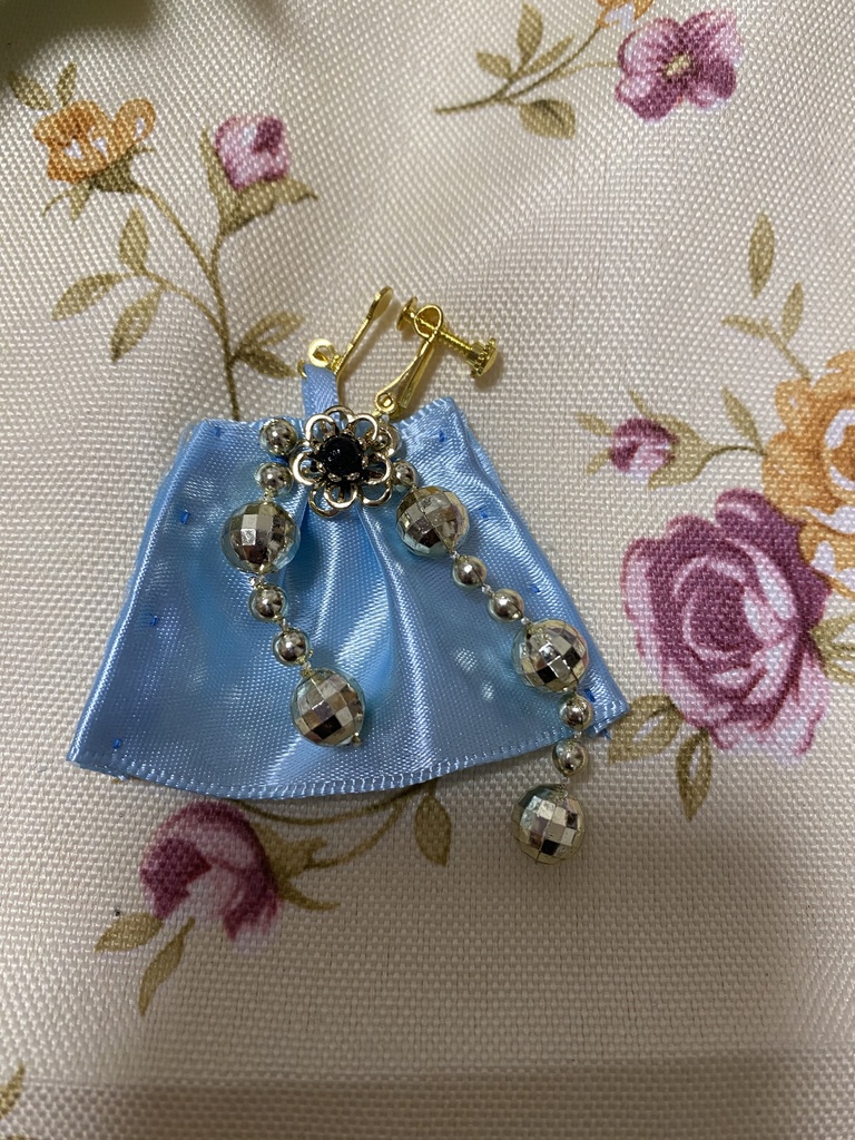 ロゼット ストラップ イヤリング 水色