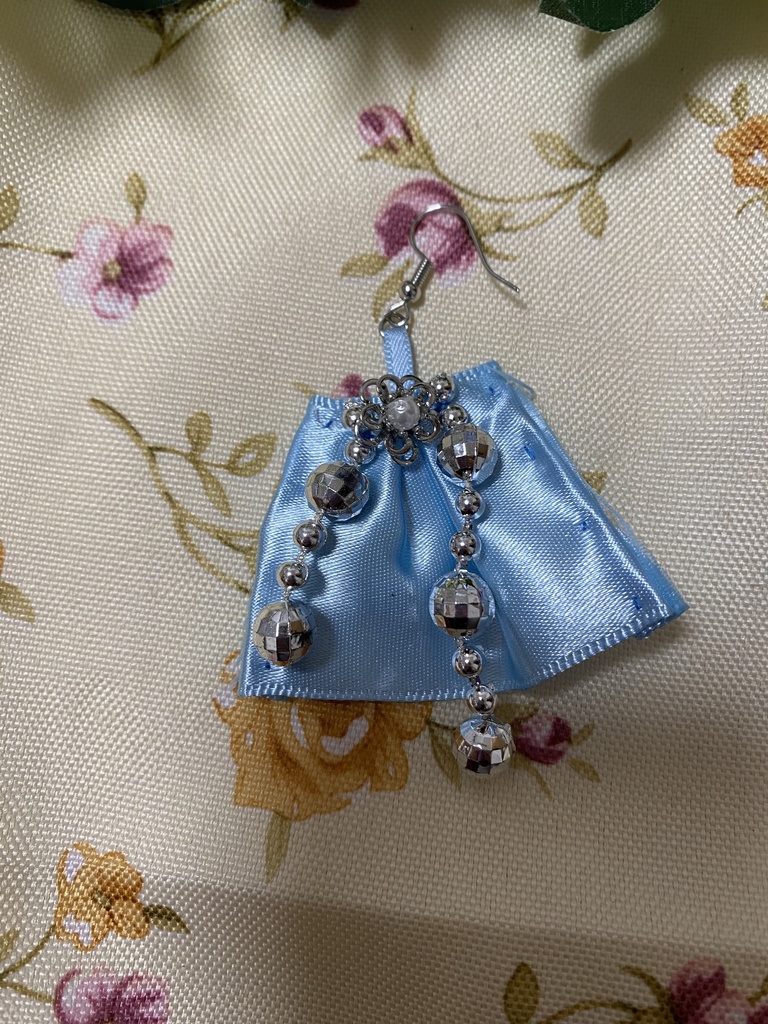 ロゼット ストラップ イヤリング 水色