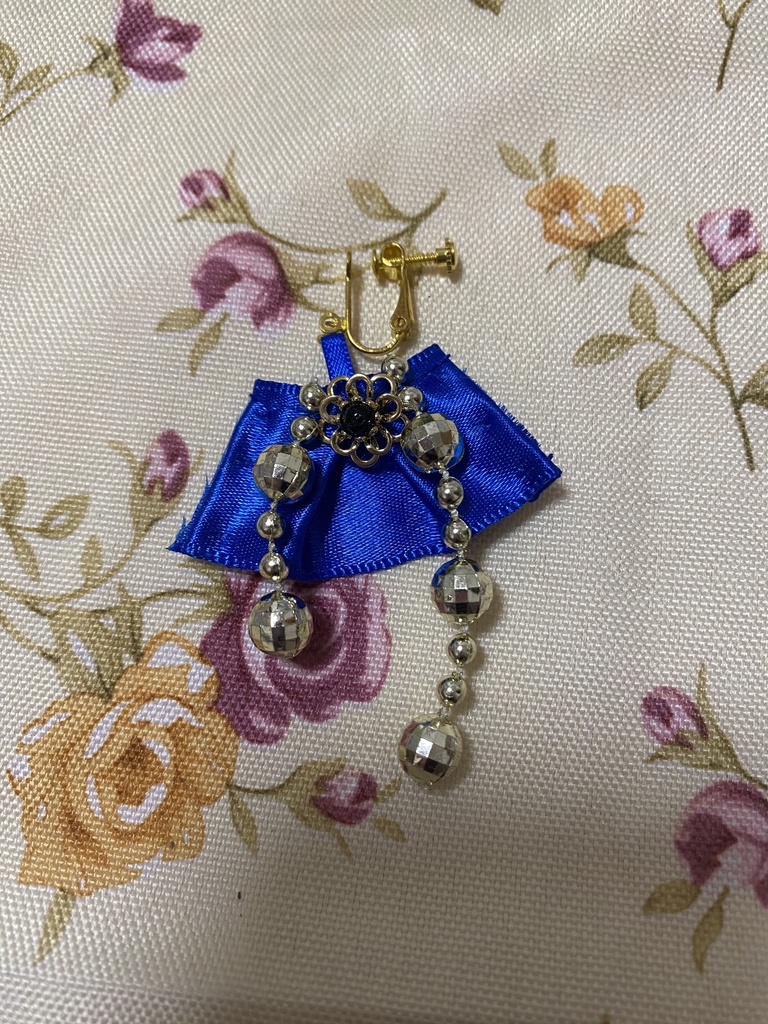 ロゼット ストラップ イヤリング 青