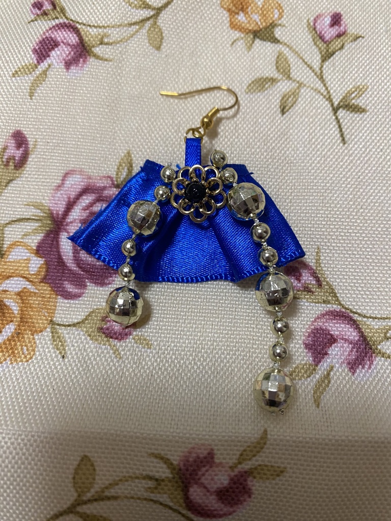 ロゼット ストラップ イヤリング 青