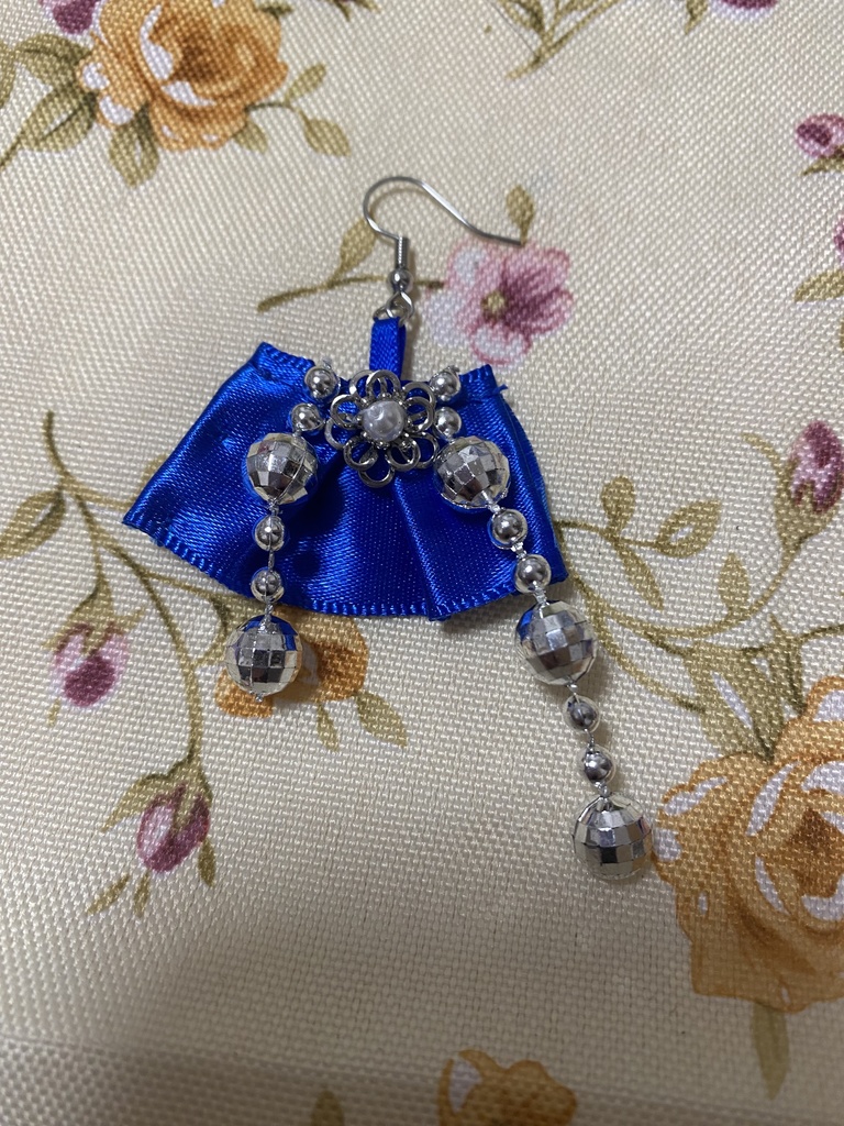 ロゼット ストラップ イヤリング 青