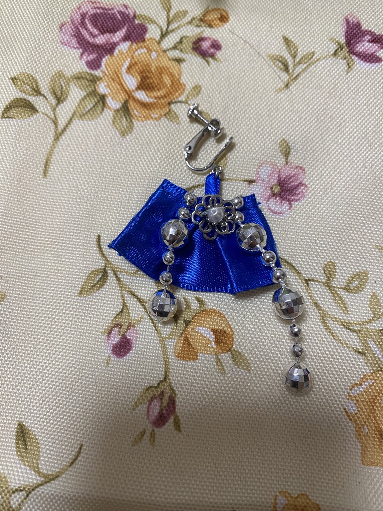 ロゼット ストラップ イヤリング 青