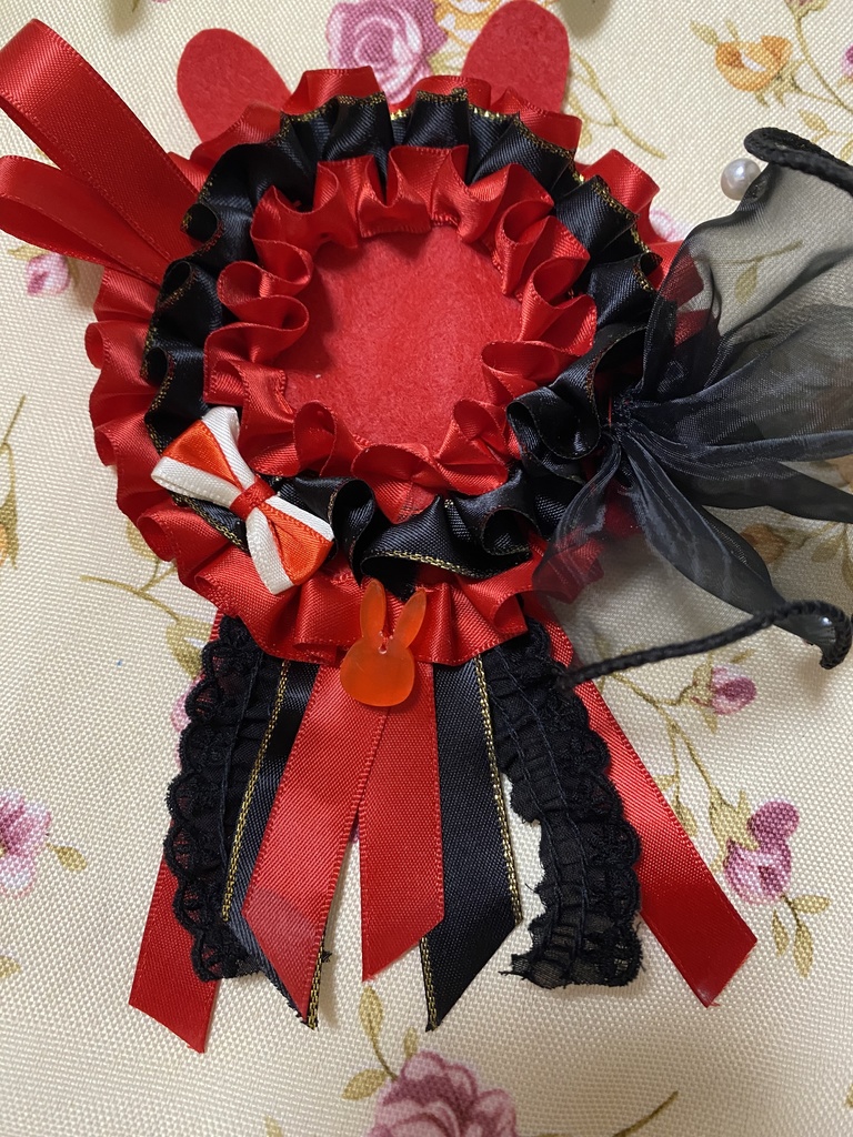 ウサミミロゼット 缶バッジ 赤