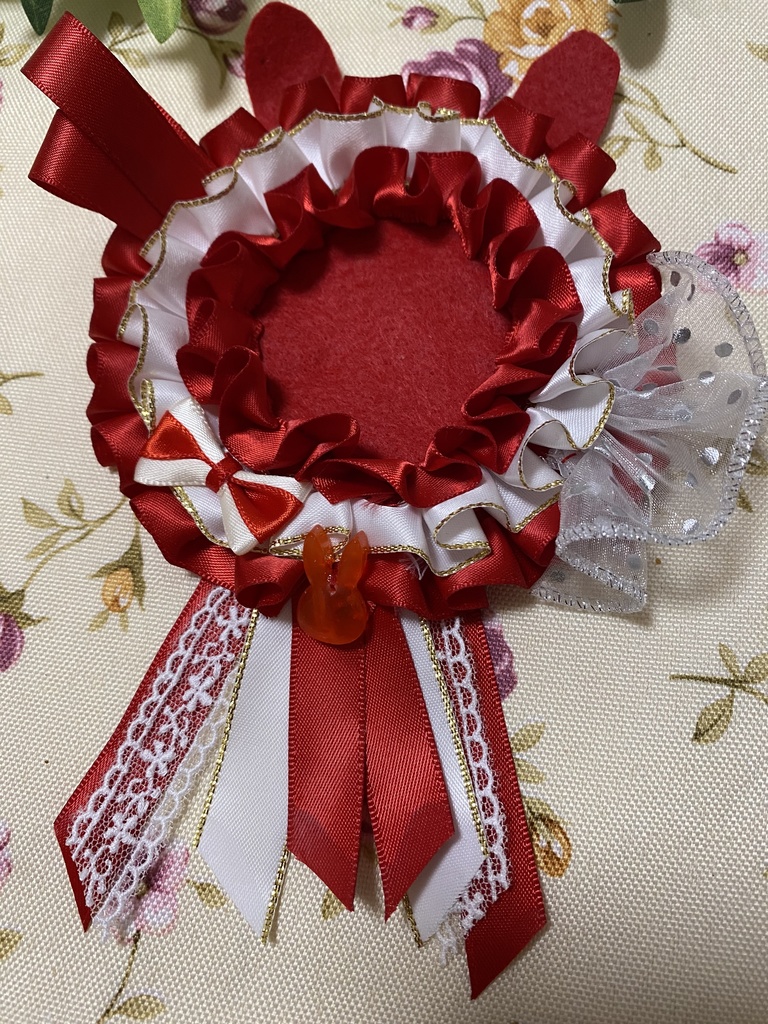 ウサミミロゼット 缶バッジ 赤