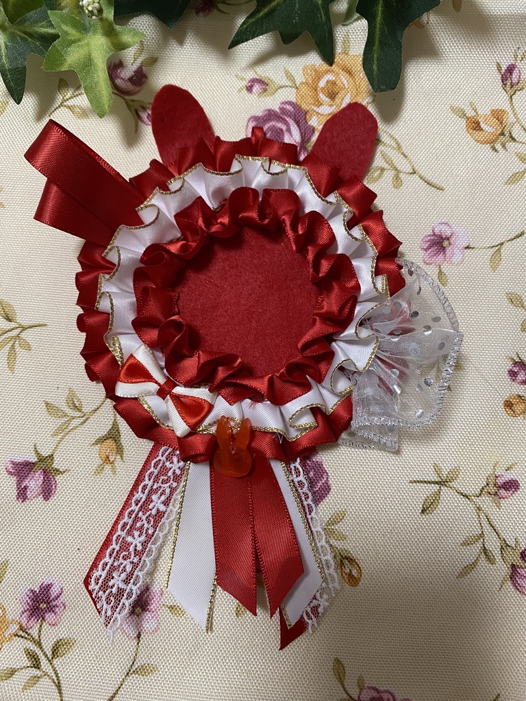 ウサミミロゼット 缶バッジ 赤