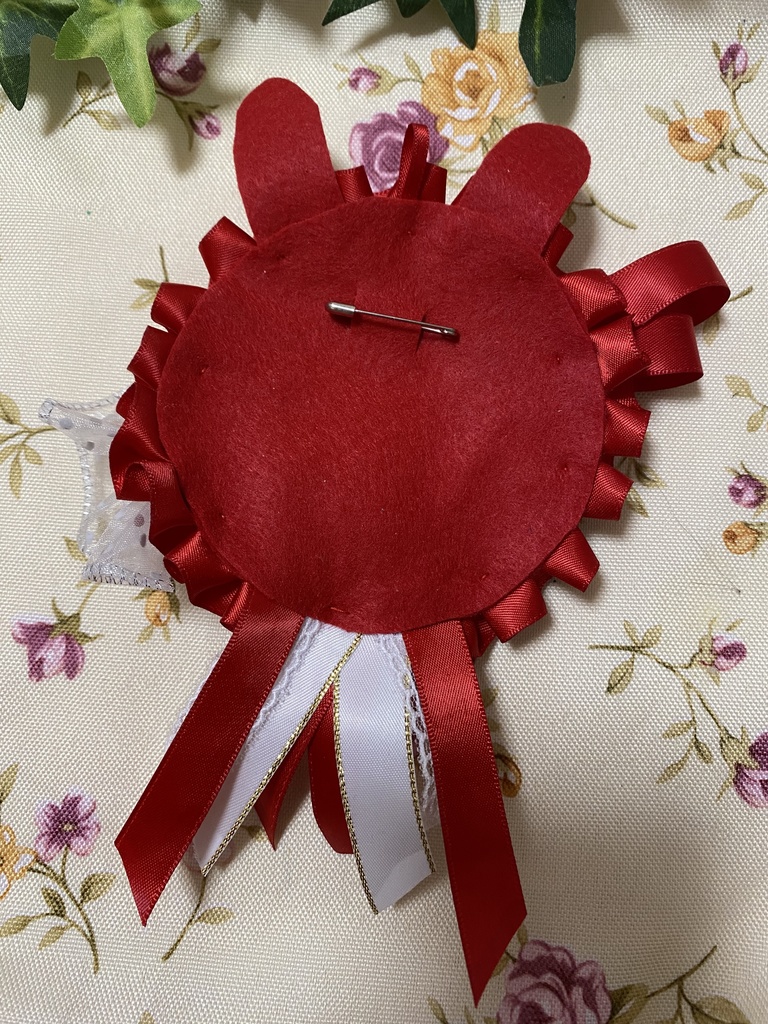 ウサミミロゼット 缶バッジ 赤