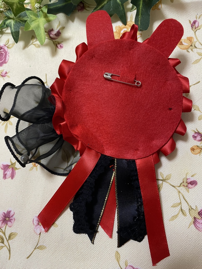 ウサミミロゼット 缶バッジ 赤