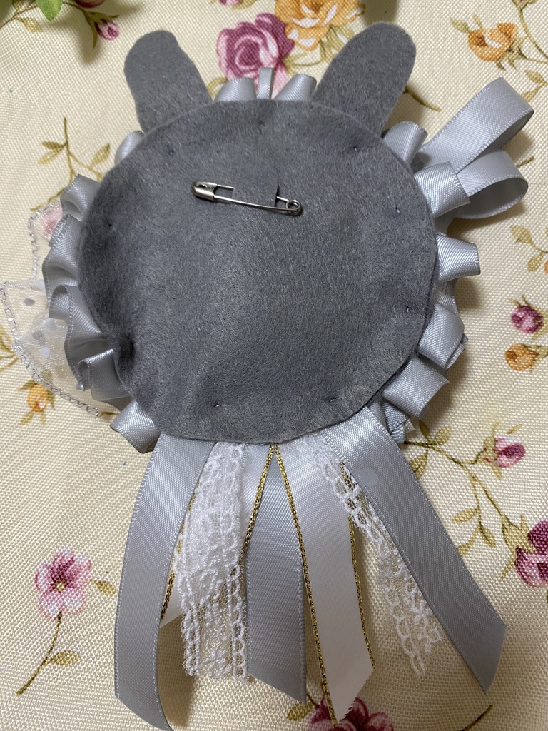 ウサミミロゼット 缶バッジ 灰