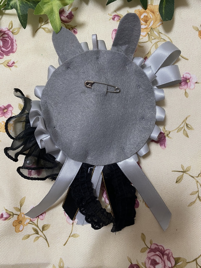 ウサミミロゼット 缶バッジ 灰