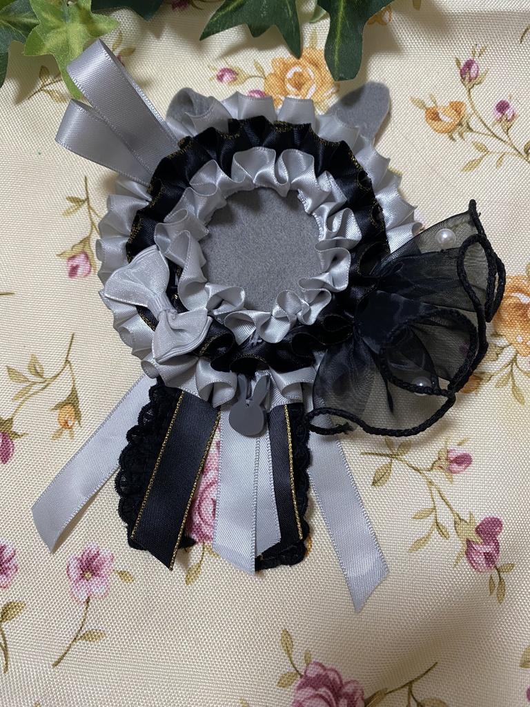 ウサミミロゼット 缶バッジ 灰