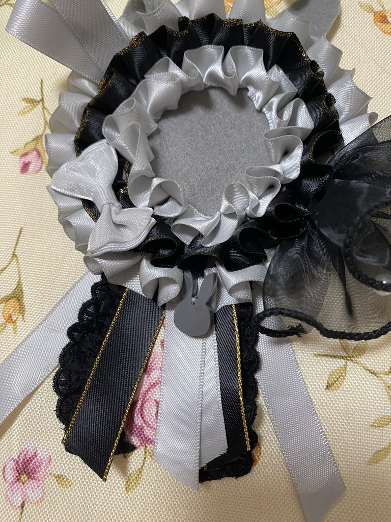 ウサミミロゼット 缶バッジ 灰