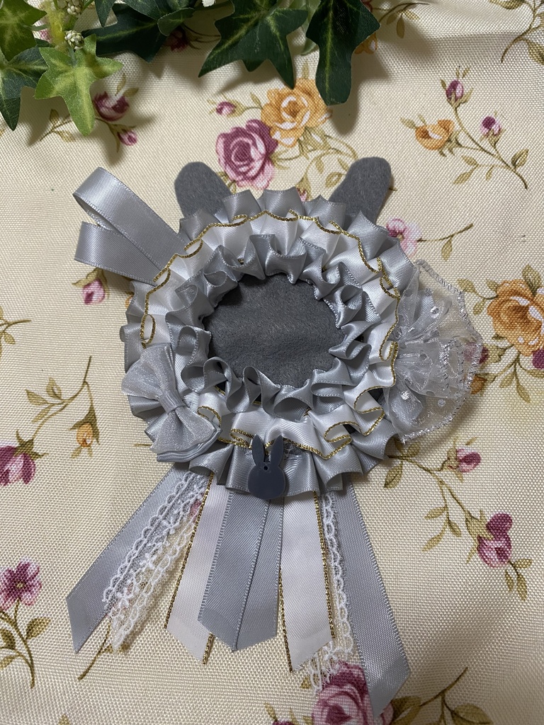 ウサミミロゼット 缶バッジ 灰