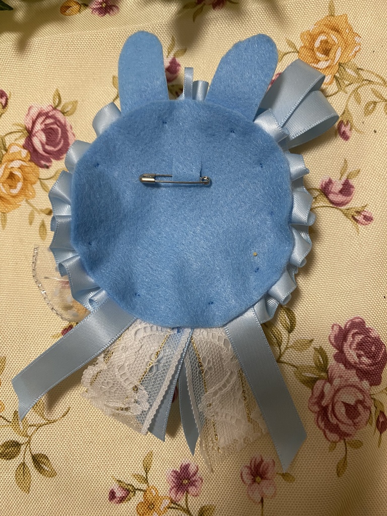 ウサミミロゼット 缶バッジ 水色