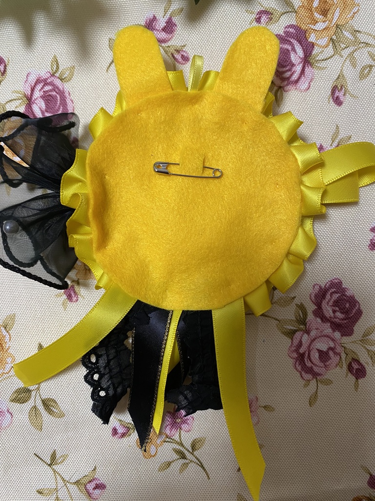 ウサミミロゼット 缶バッジ 黄色