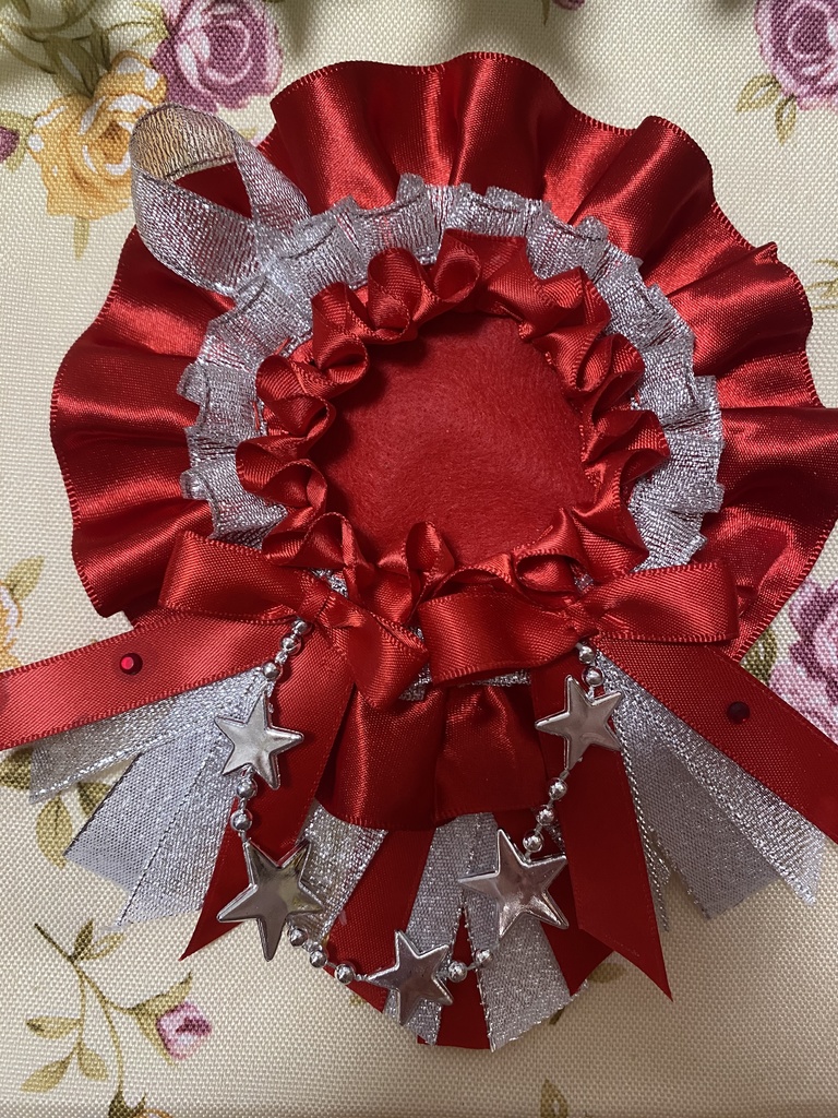 ダブルリボン ロゼット 缶バッジ 赤