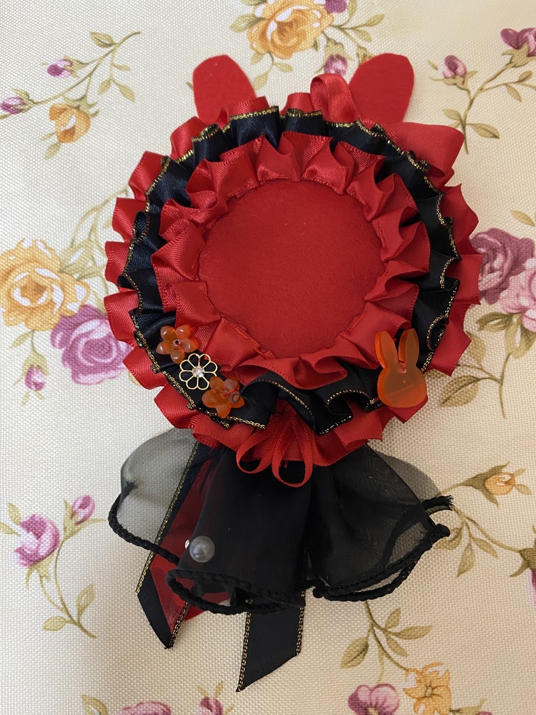 つながるウサミミロゼット 缶バッジ 赤