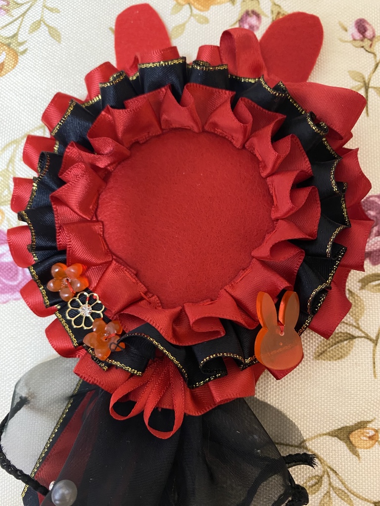 つながるウサミミロゼット 缶バッジ 赤